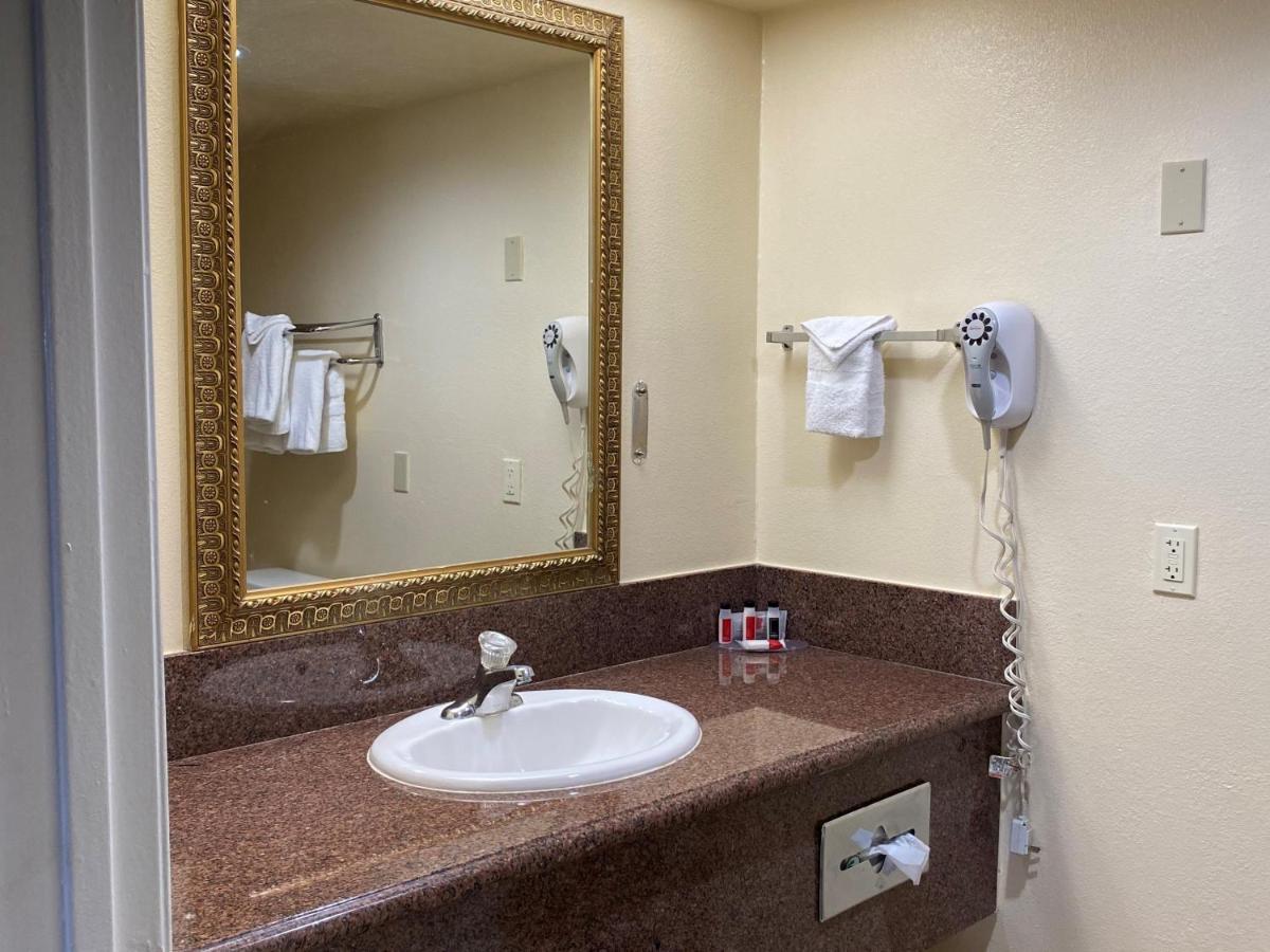 Travelodge By Wyndham Chatsworth Los Angeles Exterior photo