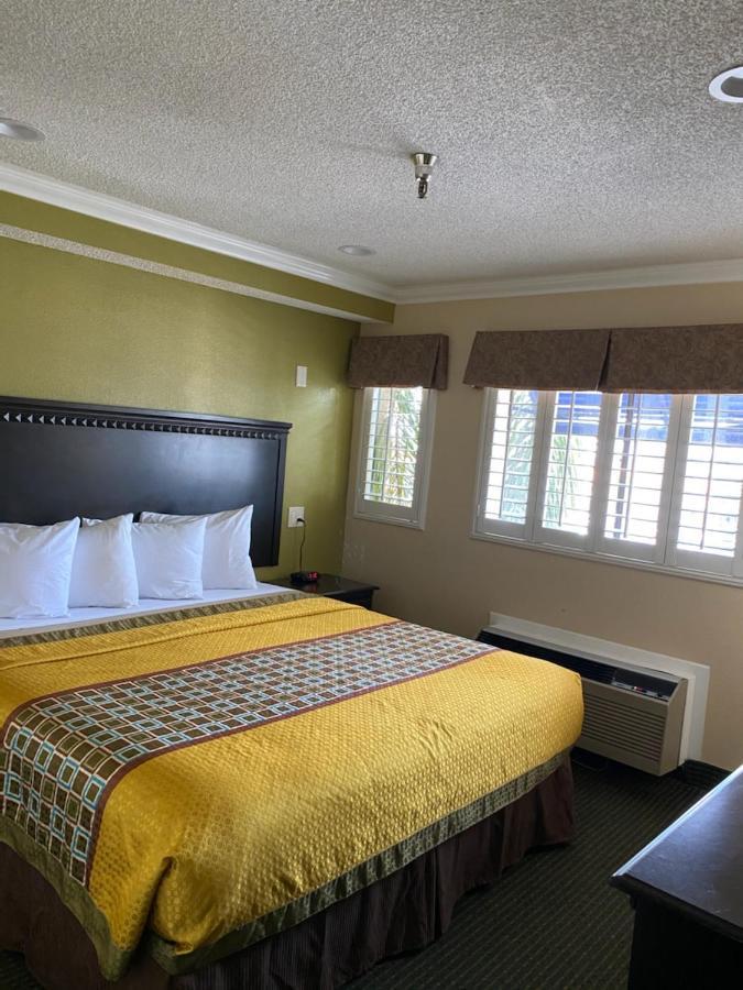 Travelodge By Wyndham Chatsworth Los Angeles Exterior photo