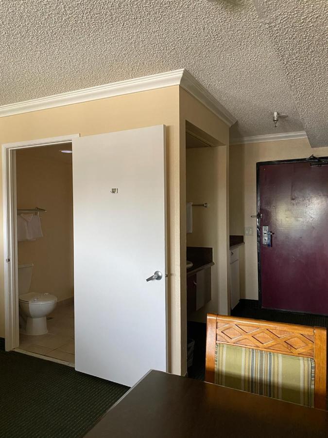 Travelodge By Wyndham Chatsworth Los Angeles Exterior photo