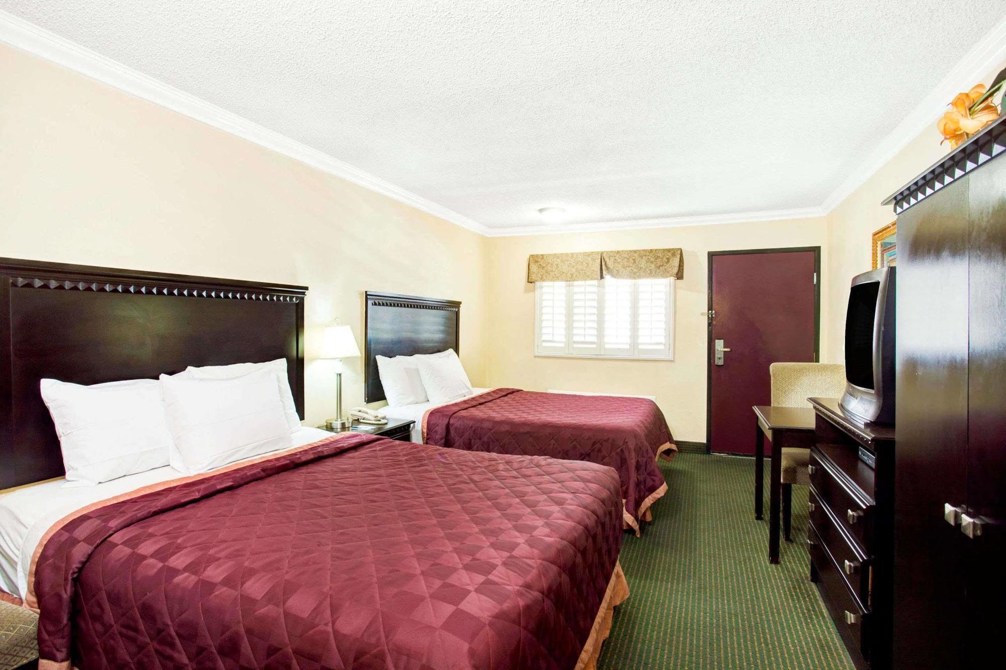 Travelodge By Wyndham Chatsworth Los Angeles Exterior photo
