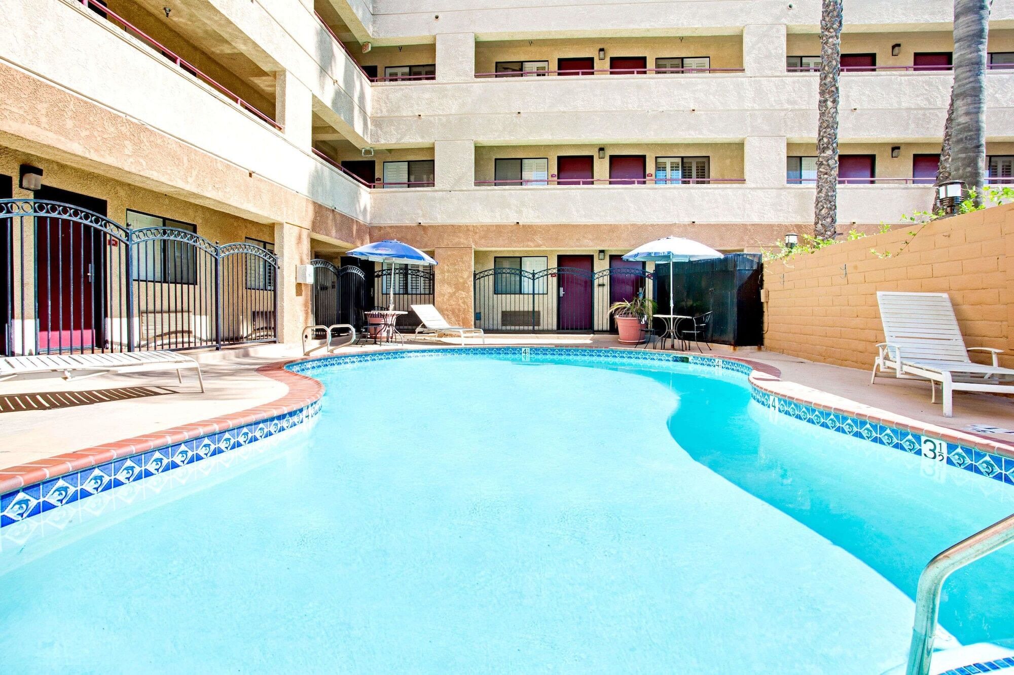 Travelodge By Wyndham Chatsworth Los Angeles Exterior photo